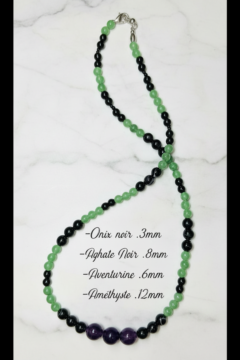 Collier de pierres sur fond marbre élégant